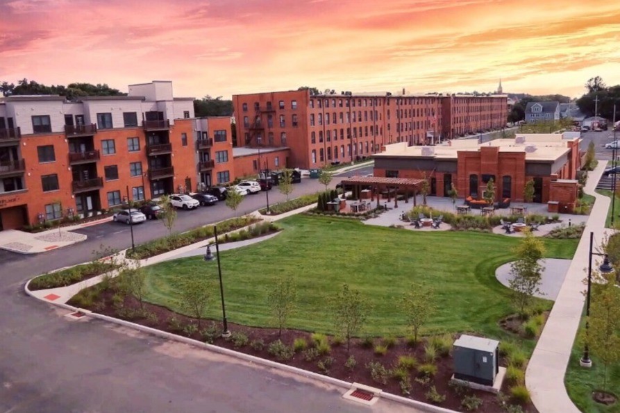 Vista de la casa club, el patio y el edificio B de Parker Place - Parker Place