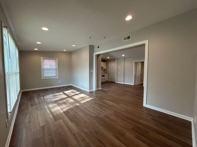 Foto del edificio - 1140 Daniel Dr