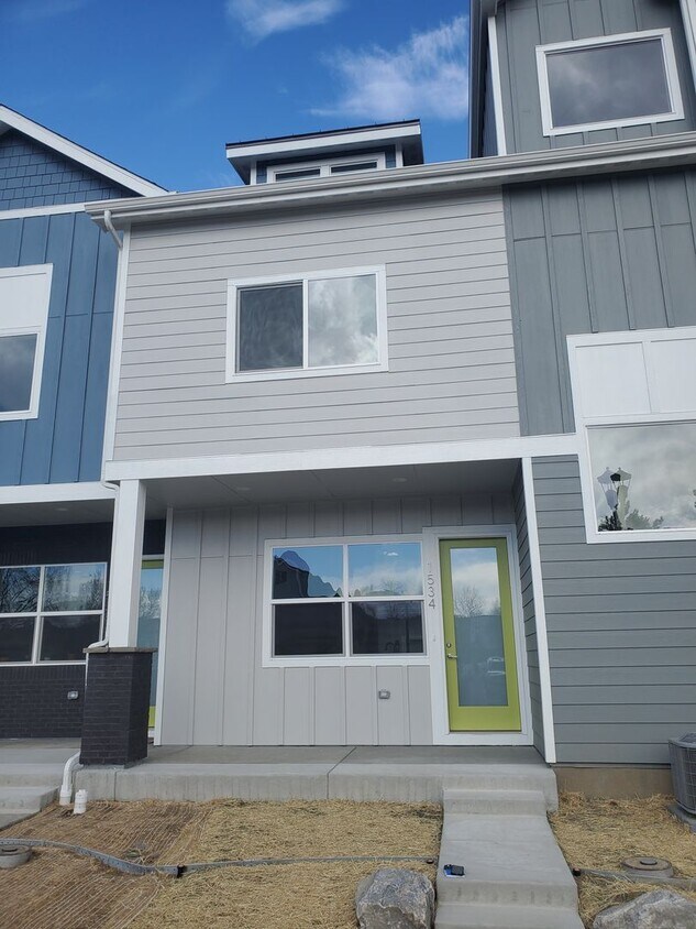 Primary Photo - Beautiful and Updated 2BR Townhome With At...
