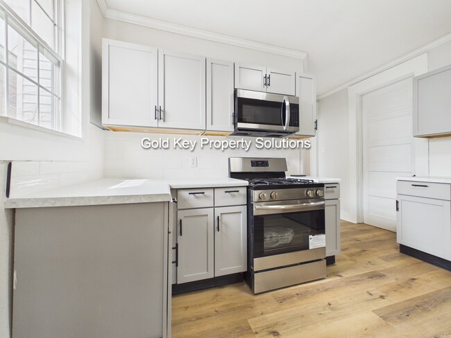 Foto del edificio - Renovated 3-Bedroom House with Fenced Backyard! (Section 8 Approved)