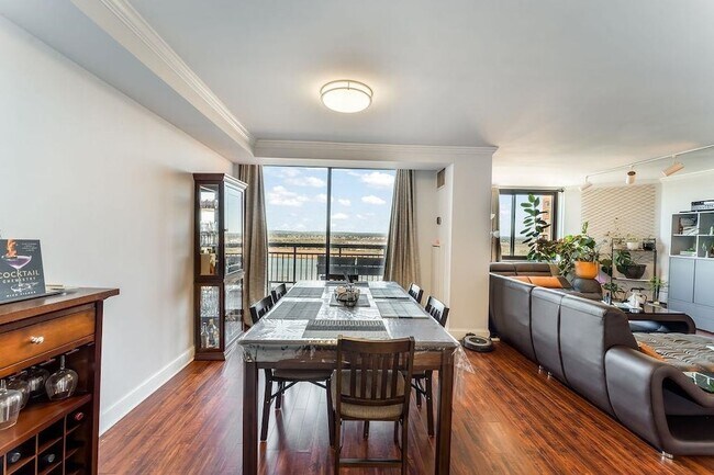 Foto del edificio - 2110 Harmon Cove Tower