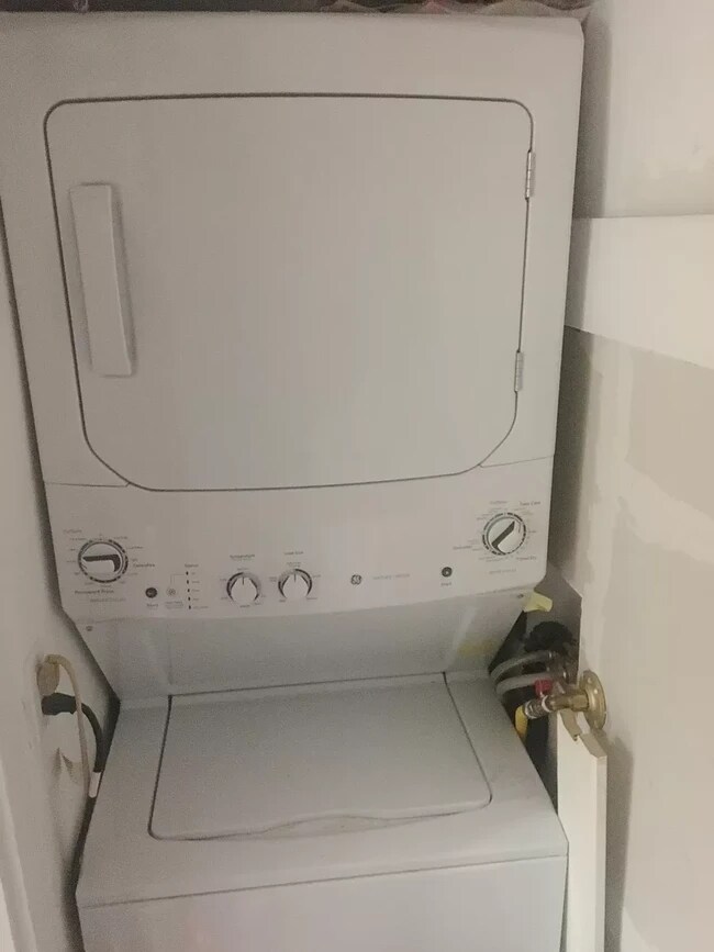 Building Photo - 112 Pinckney St