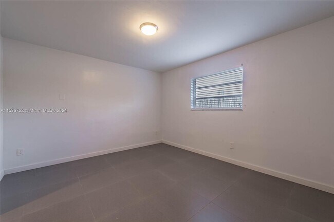 Foto del edificio - 2933 SW 24th Ter