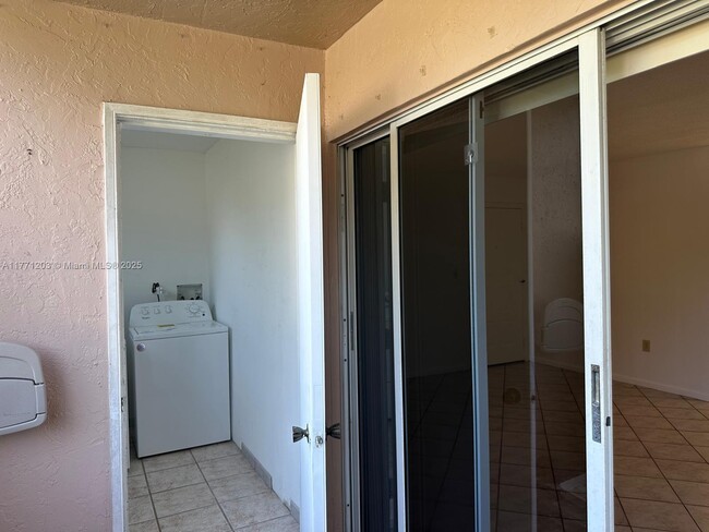 Foto del edificio - 4760 NW 102nd Ave