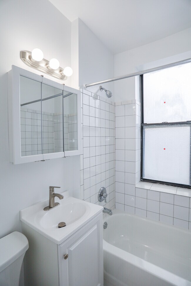 Foto del edificio - 6106 N Kenmore Ave