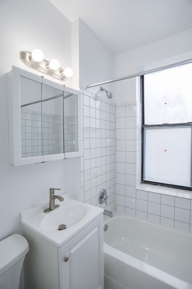 Building Photo - 6106 N Kenmore Ave