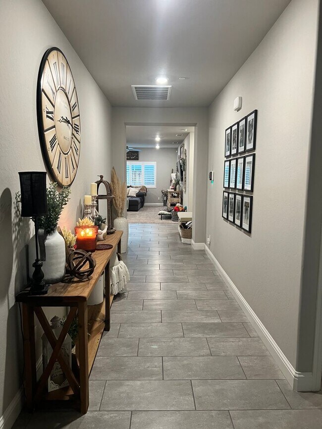 Building Photo - Charming and Elegant Home in Clovis District
