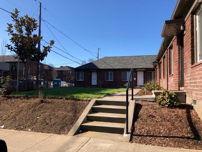 Building Photo - 1bed w/hardwoods, extra storage onsite, co...