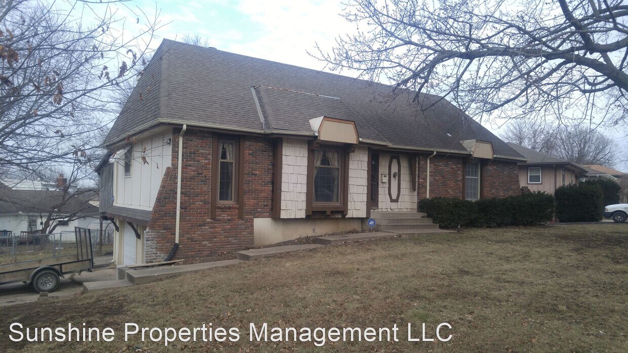 4 br, 2.5 bath House 7400 E 127TH ST House Rental in Grandview, MO