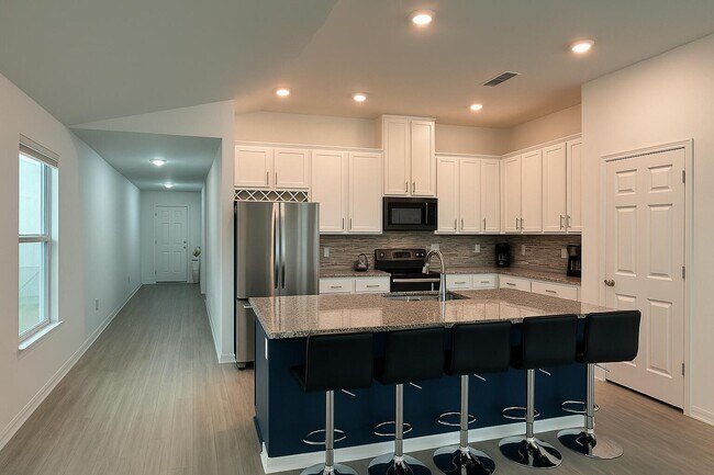 Building Photo - 5635 NW Pine Trail Cir