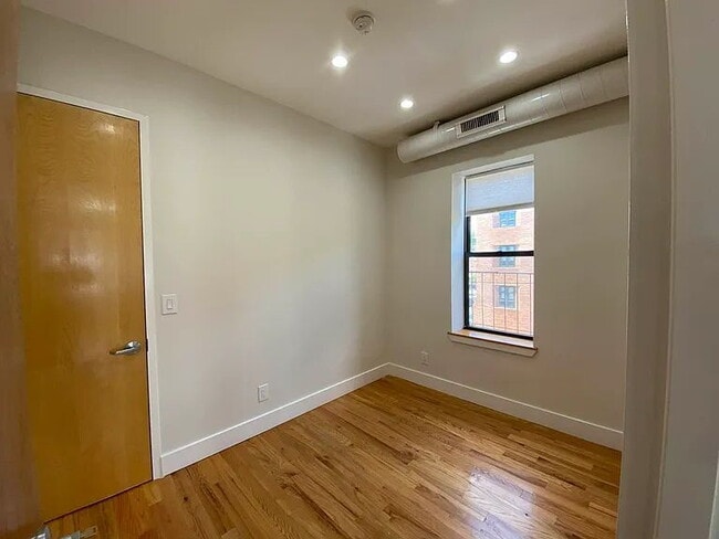 Foto del edificio - Welcome home to this bright and inviting one-bedroom in the heart of Bedford-Stuyvesant.