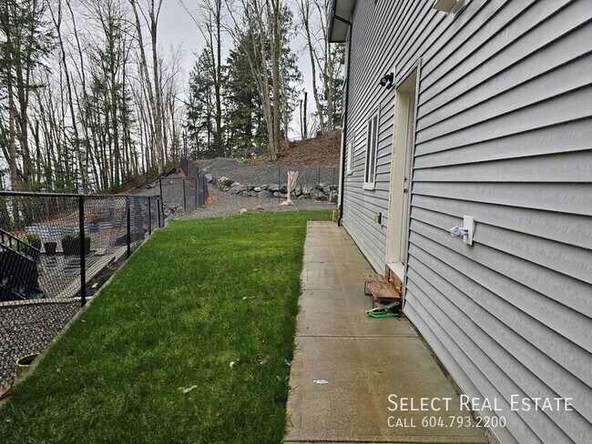 Photo du bâtiment - 8512 Forest Gate Dr