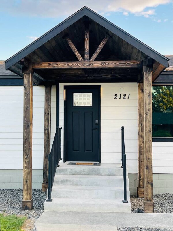 Primary Photo - 2121 W 19th Ave