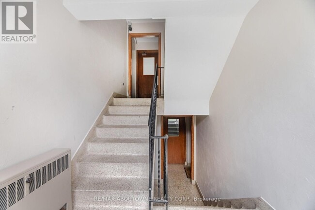 Building Photo - 2138-2138 Ghent Ave