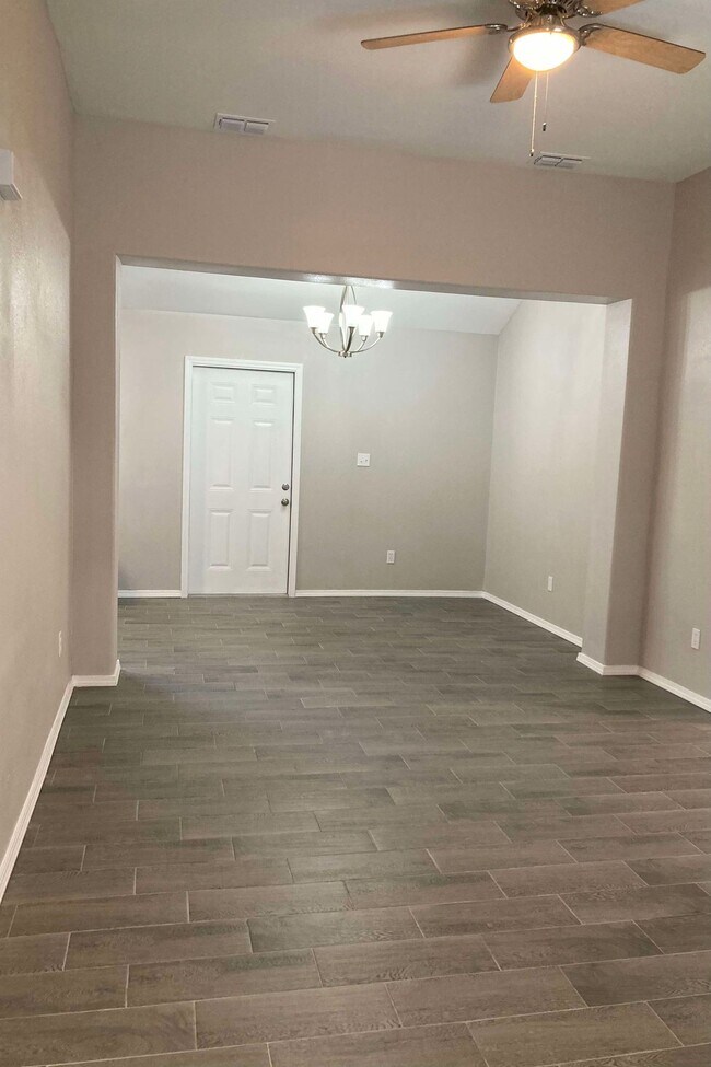 Building Photo - 405 Poblano Dr