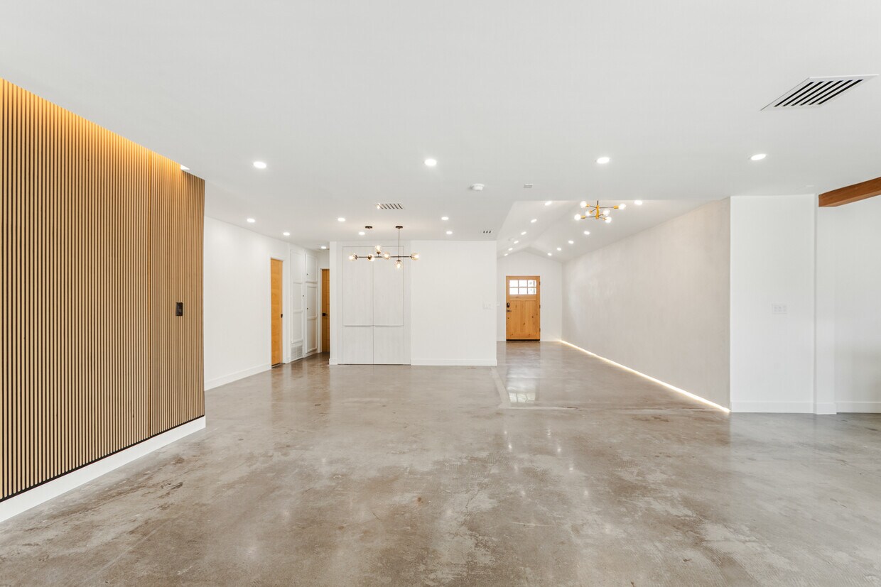 Foto principal - 23046 Saticoy St