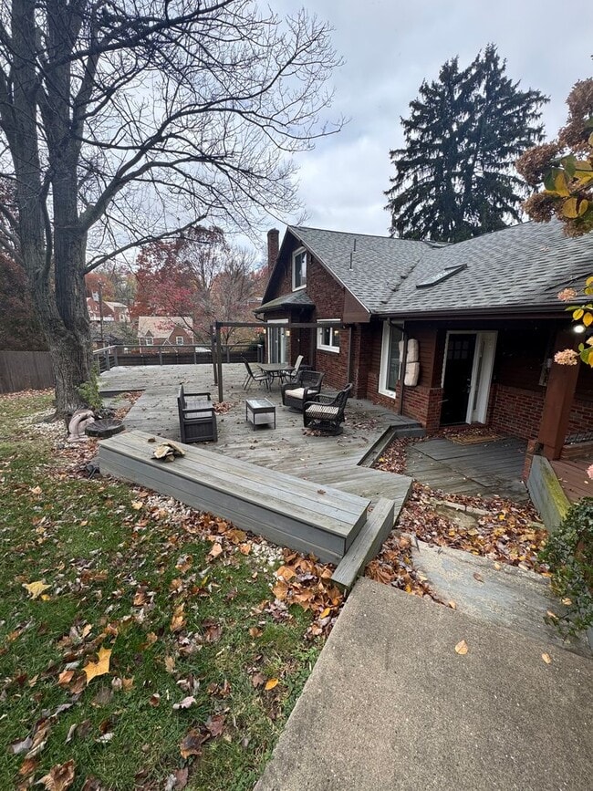 Building Photo - Spacious Private Oasis - 3 Bedroom 2 Bathr...