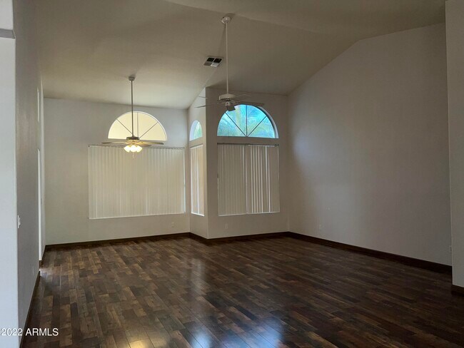 Building Photo - 710 N Aspen Dr