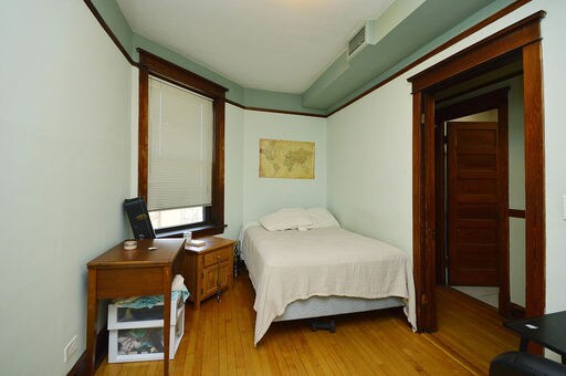 Building Photo - 3119 N Racine Ave