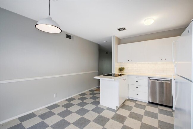Building Photo - 5332 Balcones Dr