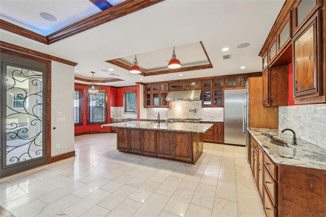 Building Photo - Unique 5 Bedroom Mini-Mansion