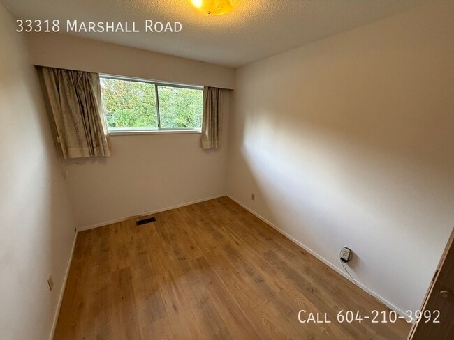 Building Photo - Bright Upper In a Great Location