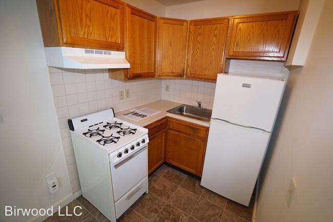 Foto del edificio - 1330 N Stoughton Rd