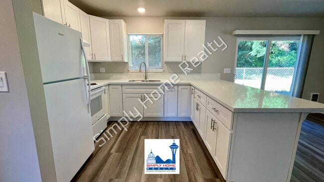 Foto del edificio - Cute and cozy, newly renovated 3 bedroom tucked inside a charming Tri-plex!