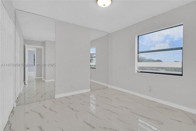 Foto del edificio - 9355 SW 8th St