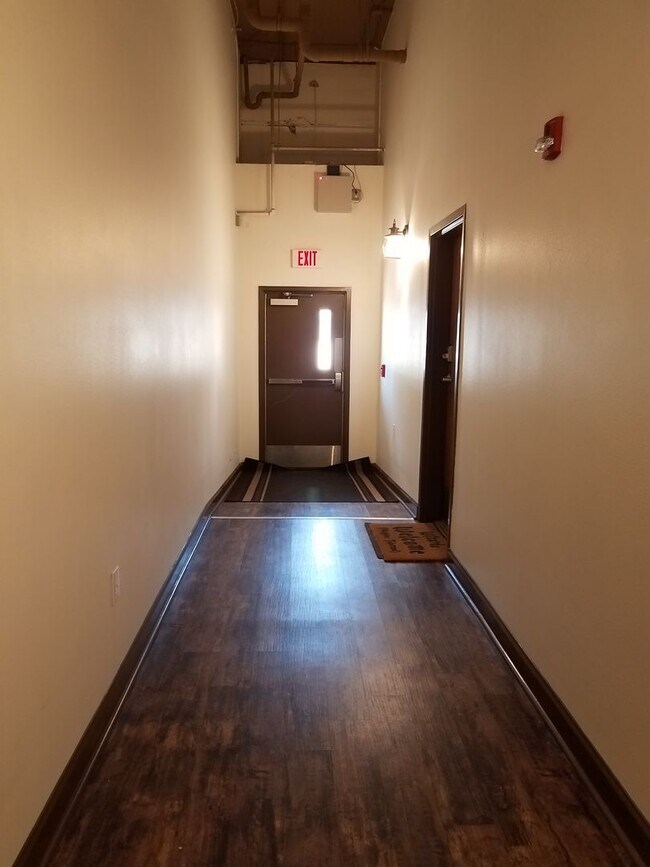 Foto del edificio - 2 bedroom 2 bath furnished - first floor unit