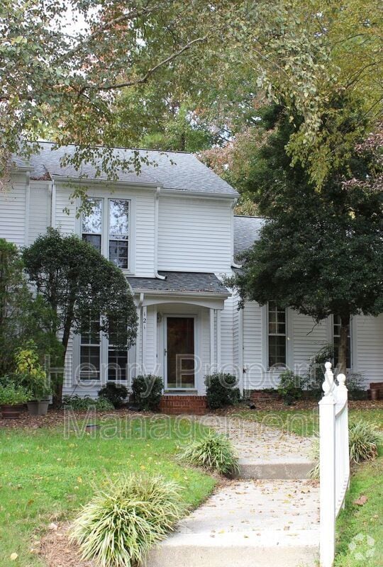 Building Photo - 121 Planetree Ln