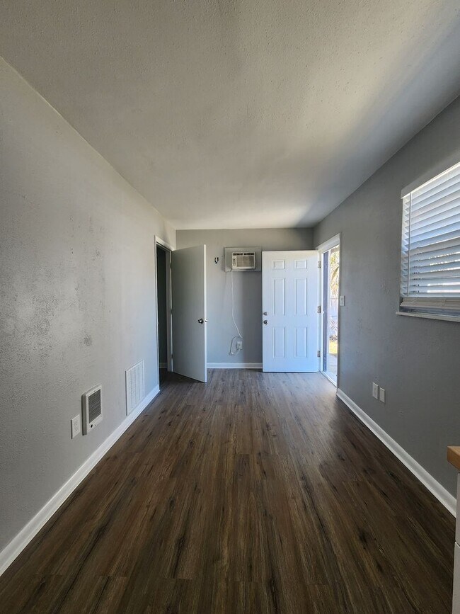 Foto del edificio - ** UNDER NEW MANAGEMENT **  1 Bedroom / 1 ...