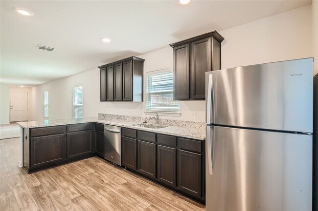 Foto del edificio - You dont want to miss this one!! 4 bedrooms!