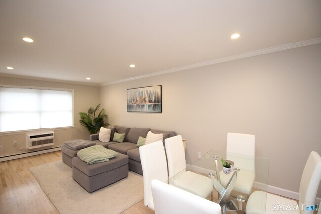 Foto del edificio - 30 Maple Tree Ave