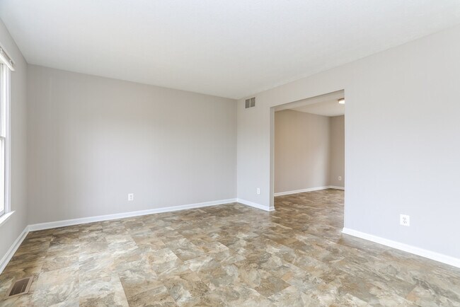 Foto del edificio - 9408 Seven Courts Dr