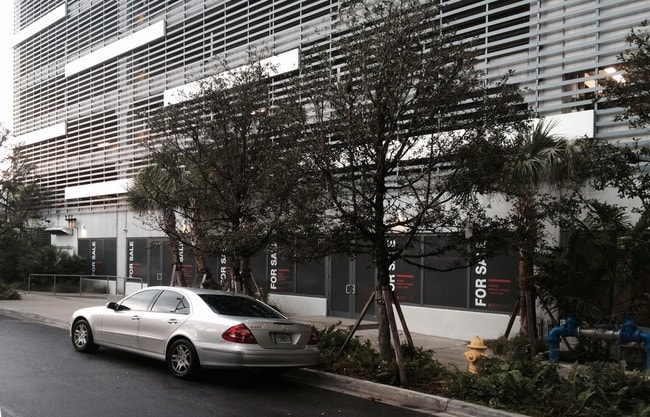 Ample Street-level window exposure - Icon Bay