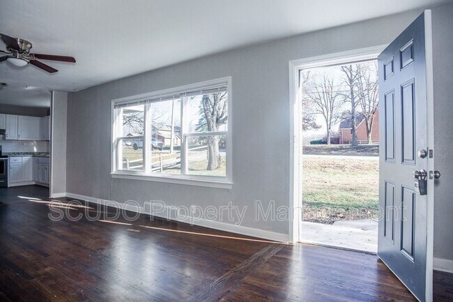 Building Photo - 4810 NE Antioch Rd