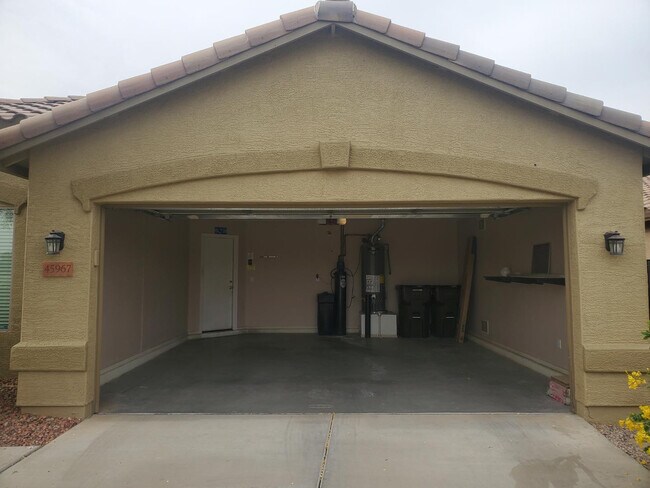Building Photo - 45967 W Starlight Dr
