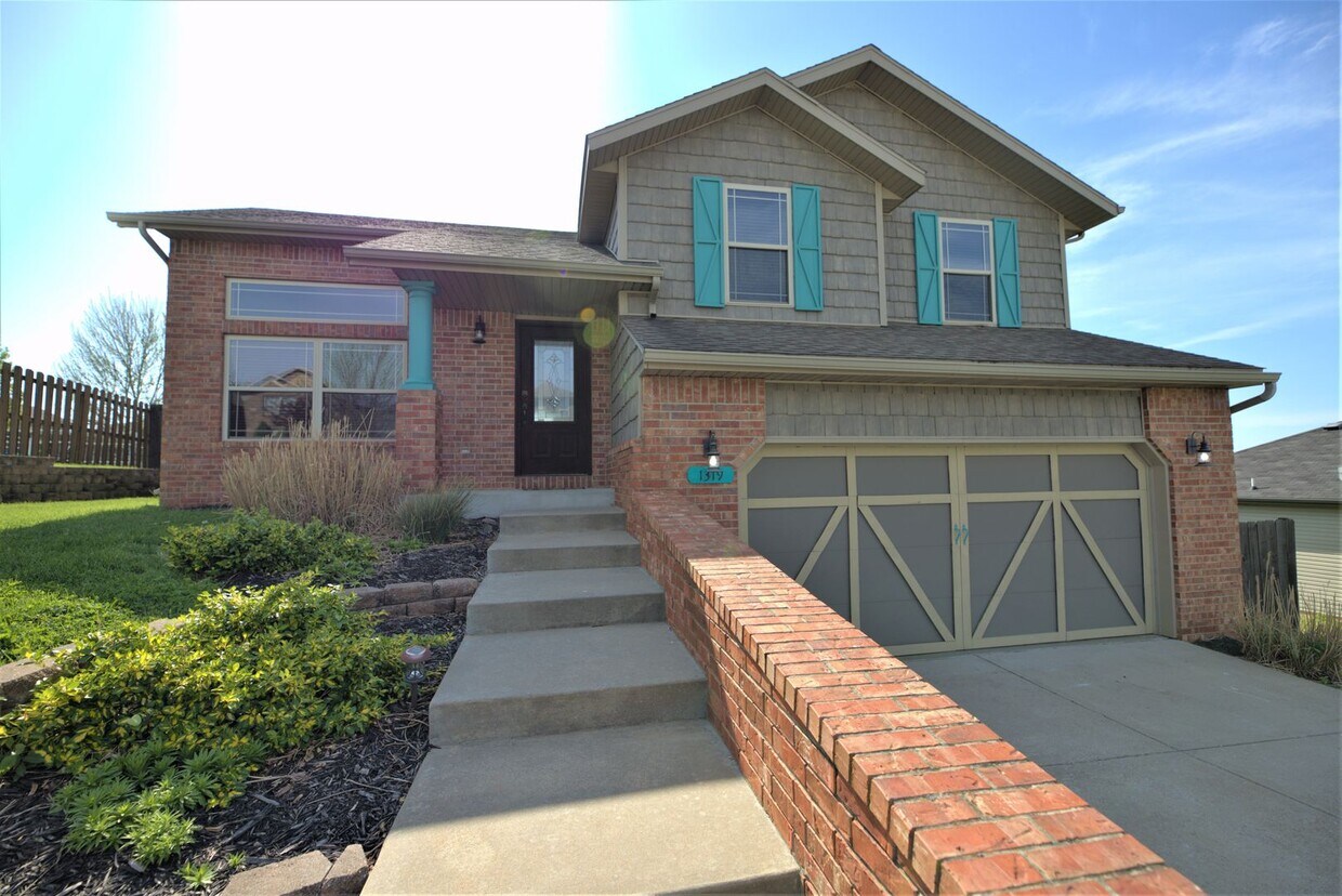 Foto principal - Charming Split Level in Ozark!