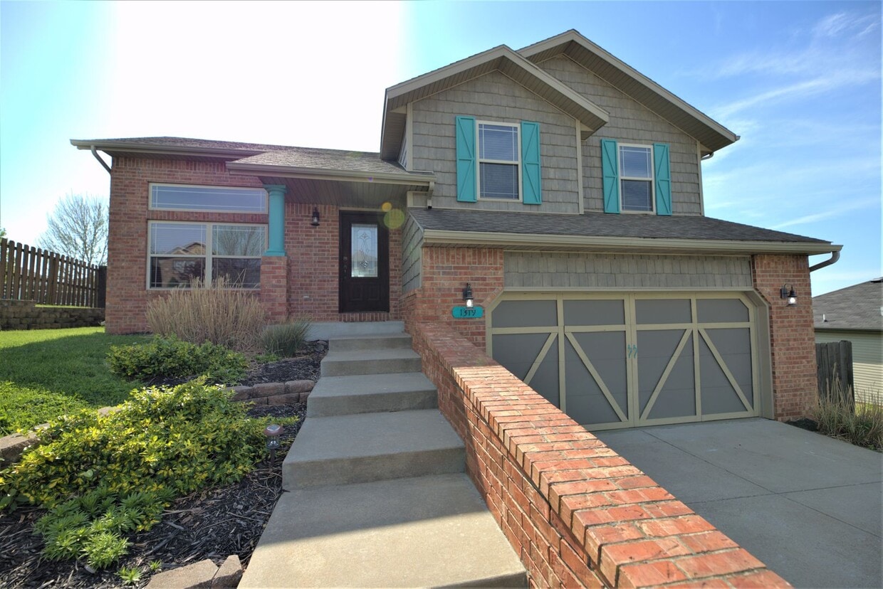 Primary Photo - Charming Split Level in Ozark!