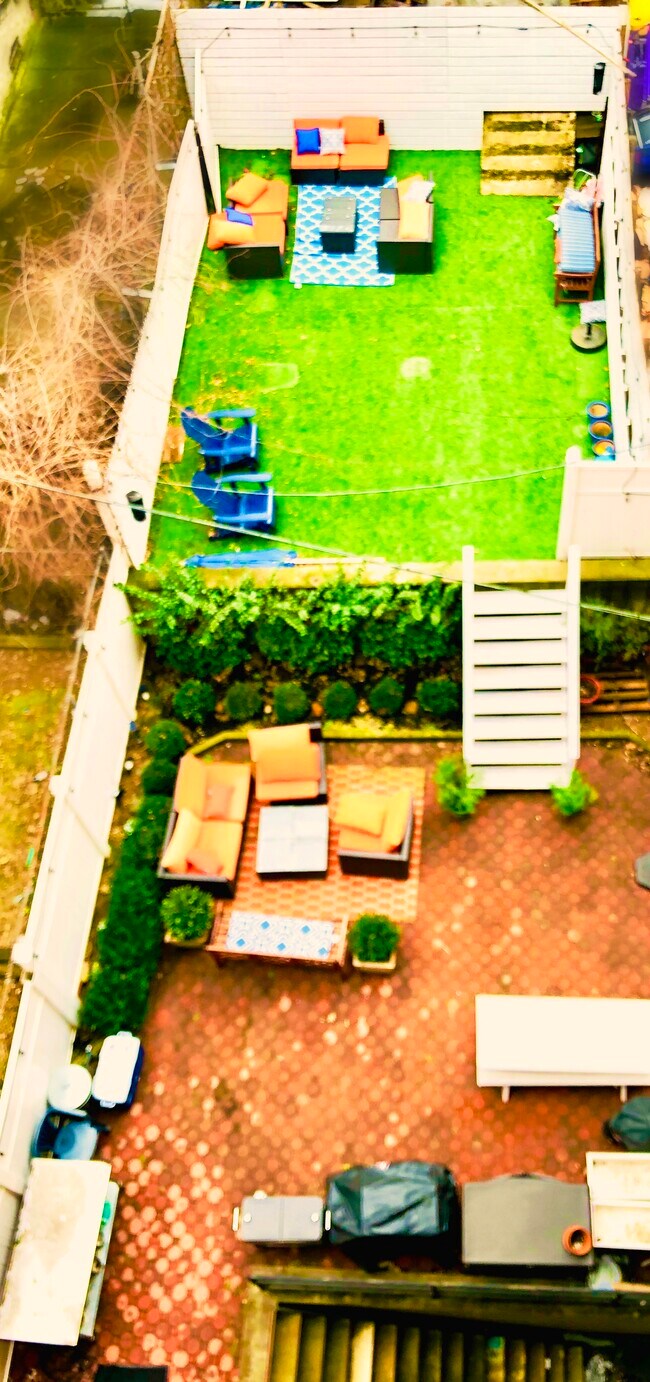 2-leveled private backyard (over 1500sf) - 380 S 5th St