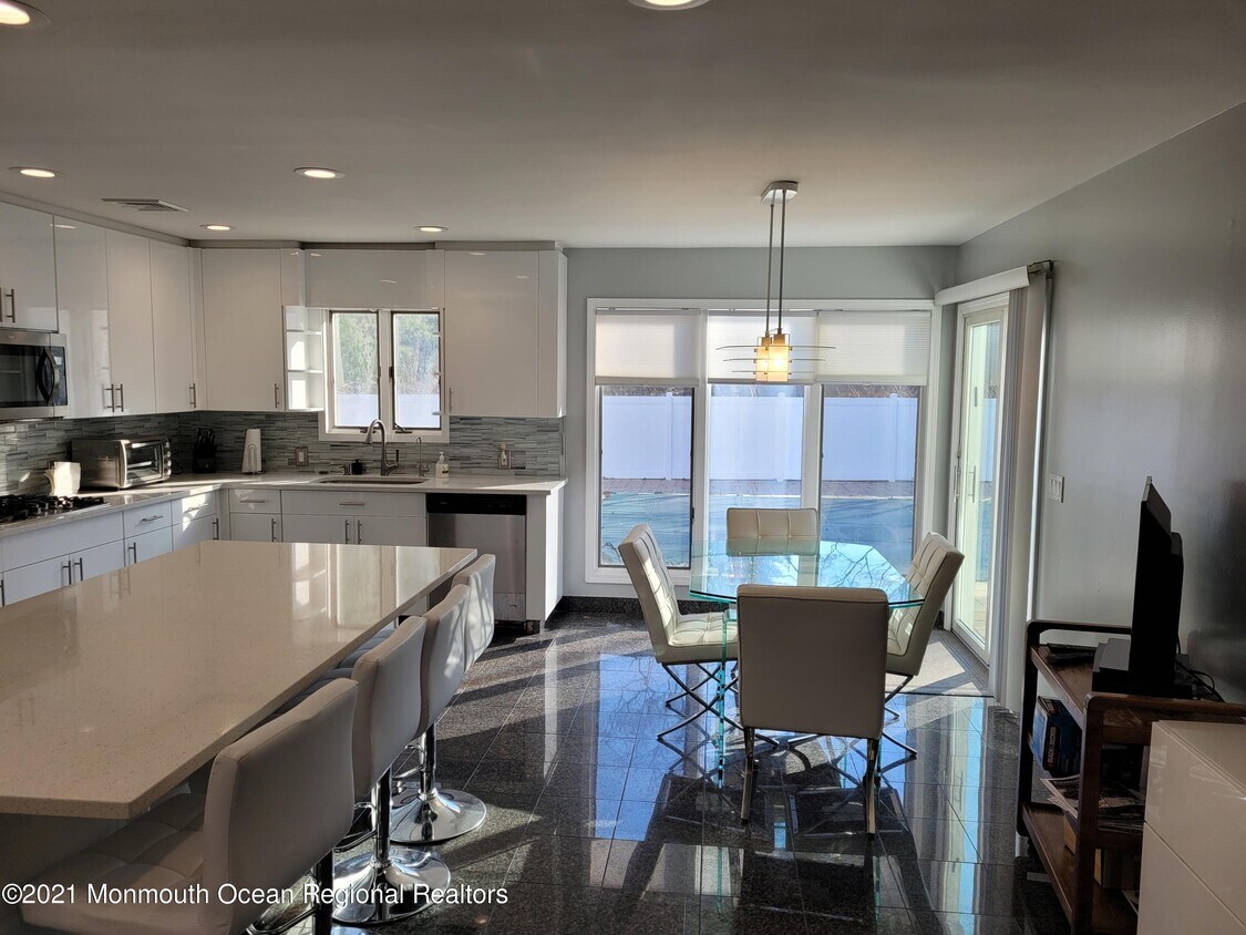 Foto principal - 304 Monmouth Rd