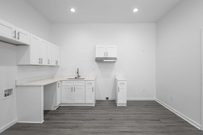 Building Photo - 214 S Park St