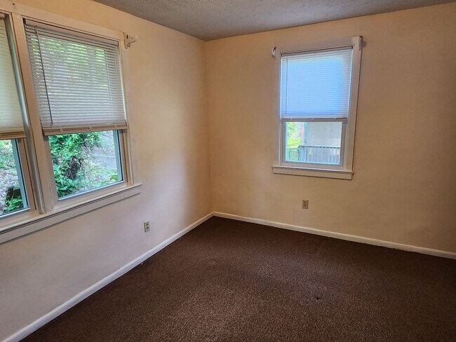 Building Photo - 387 Riverview Ave