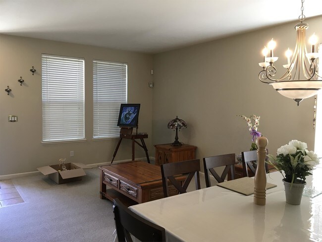 Building Photo - 264 Ridgeview Dr