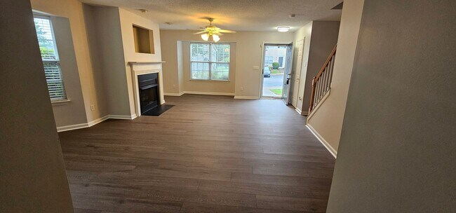 Foto del edificio - Beautiful 3 Bedrooms/2.5 Baths Townhome!! ...