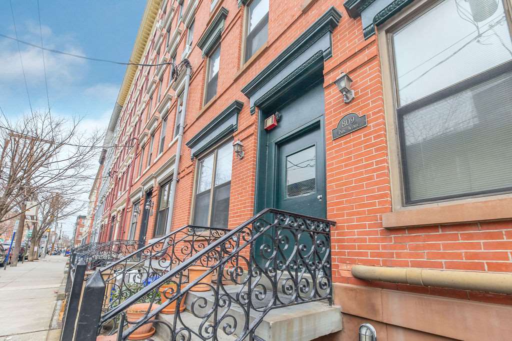 Primary Photo - 809 Park Ave