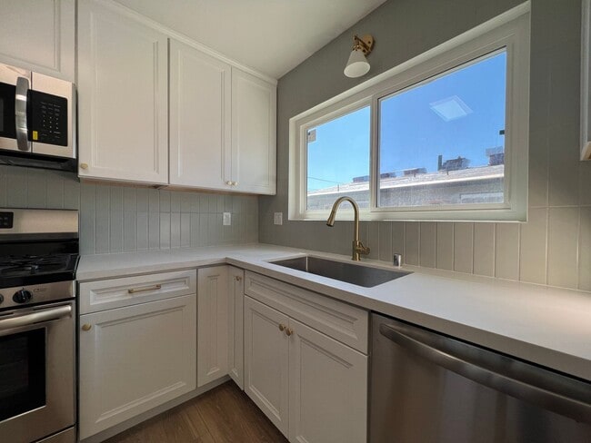Building Photo - **Newly Renovated 3BD/2BTH Single Family H...