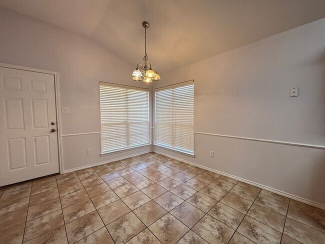Building Photo - Beautiful Home in Milwaukee Ridge