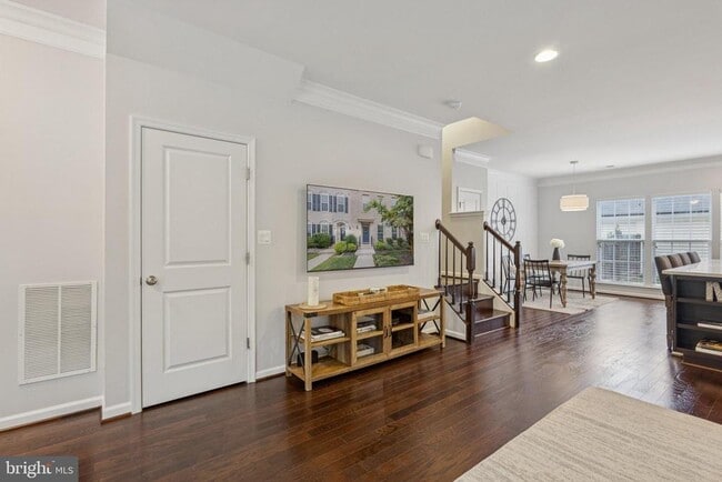 Foto del edificio - 805 Basswood Dr